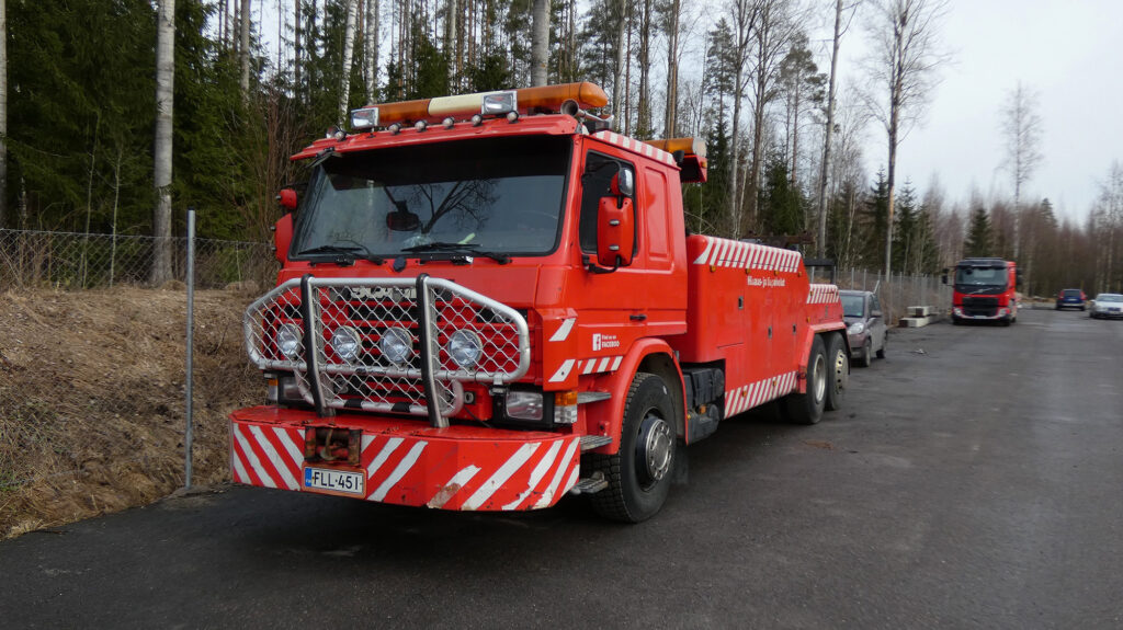 Punainen hinausauto parkkipaikalla