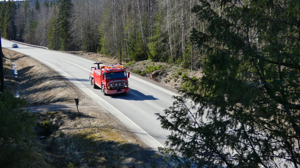 Hinausauto tien päällä